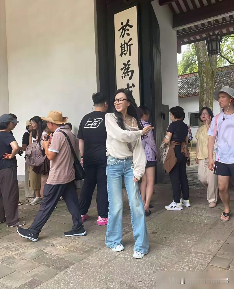 不敢相信她有57岁了，身材那么苗条，比许晴还要有气质，是曾经的古典第一美女。