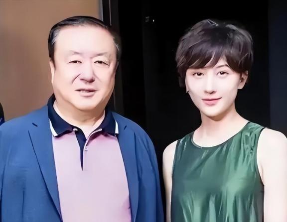 1994年，42岁的尤小刚为了温柔的邬倩倩，和原配妻子田歌离了婚。16年后，邬倩