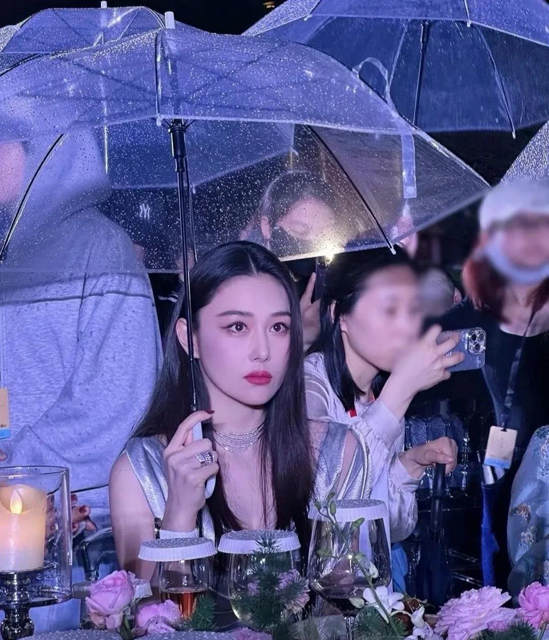 张馨予家里突发状况…………今天是母亲节，张馨予陪妈妈在外面吃个饭回家。刚回到家