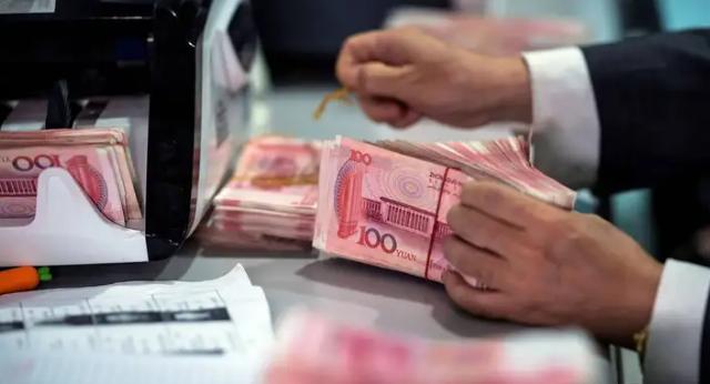 一位社会学家说：绝大多数家庭这辈子能攒够200万存款的唯一机会，就是2021年把