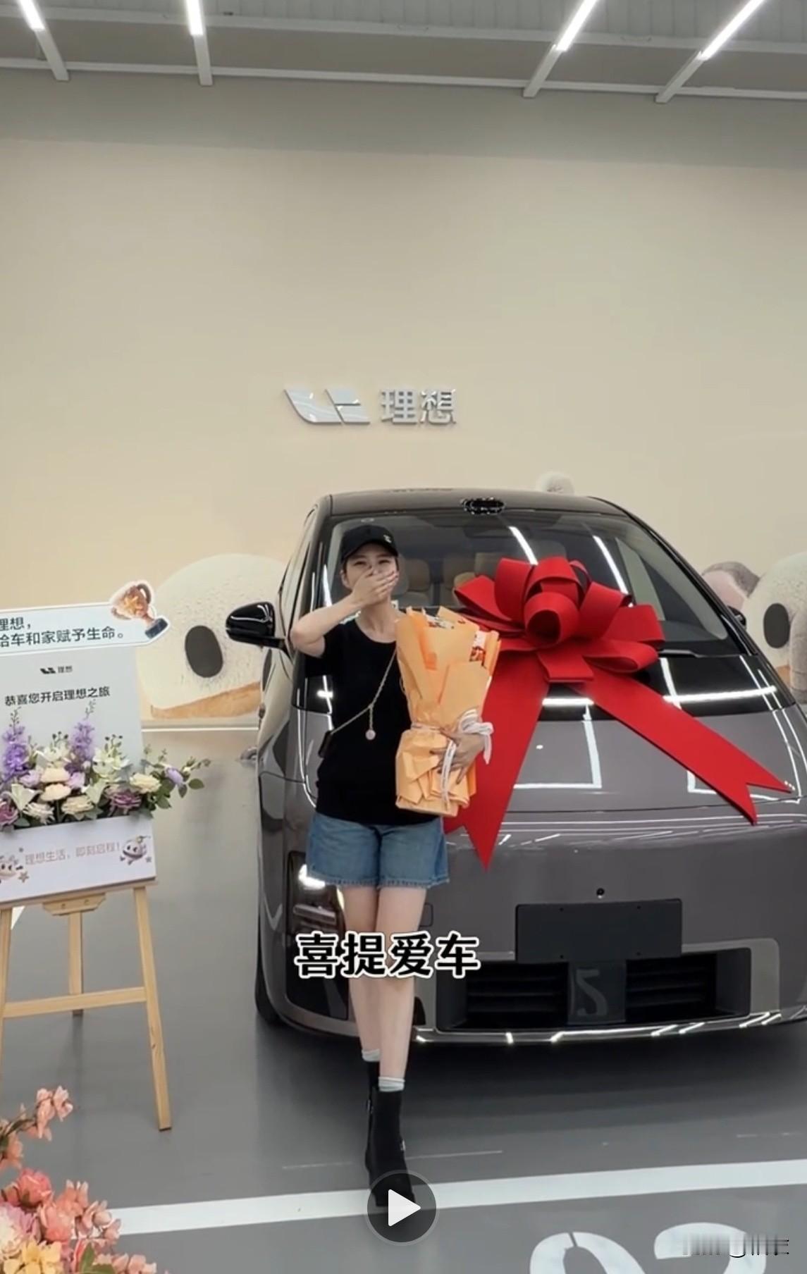 王灿喜提50万新车！9月10号，她来到理想交付中心，穿的是黑色短袖上衣、黑色牛