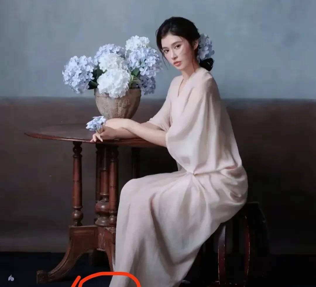 不仔细看还没看出吴艳妮的二脚趾头的长度明显超过大脚趾头。据说这种脚型的人不多，