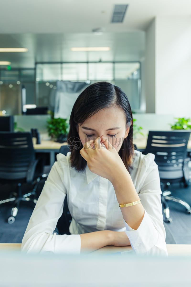 高管夫人一条匿名短信，竟让公司百亿订单72小时内彻底归零我坐在总裁办公室外的工