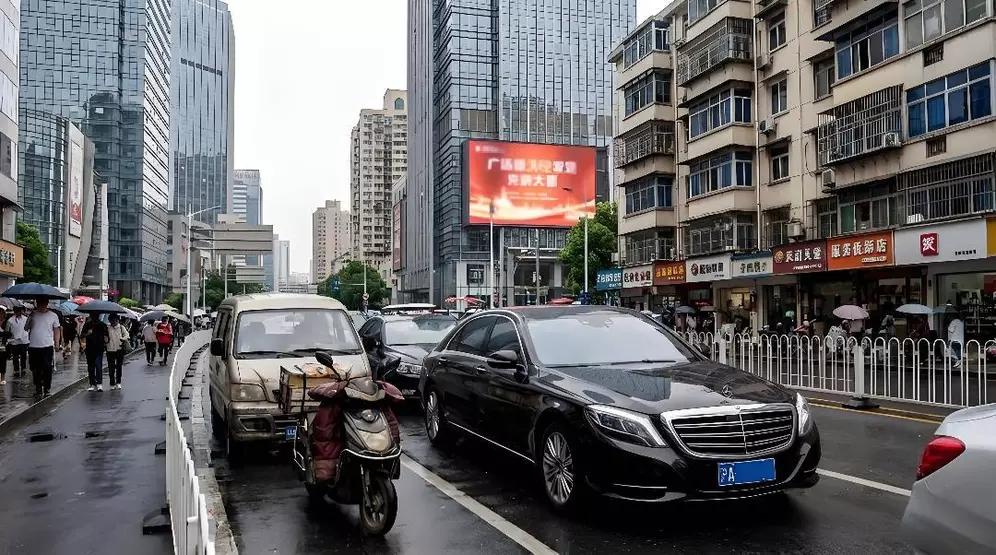 走在街上，能随手拿出30万现金的家庭占比不足10%，但满街都是宝马3系、奥迪A4