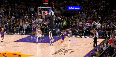 狠人！狄龙这一下把库里打懵了！在今天NBA常规赛勇士对阵太阳的第四节比赛中最后