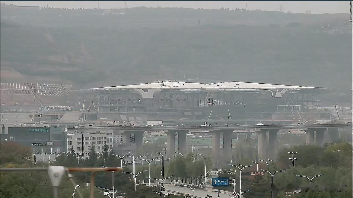 国铁西安东站建设进度持续推进当中目前西安东站候车室主体结构基本完工，车站