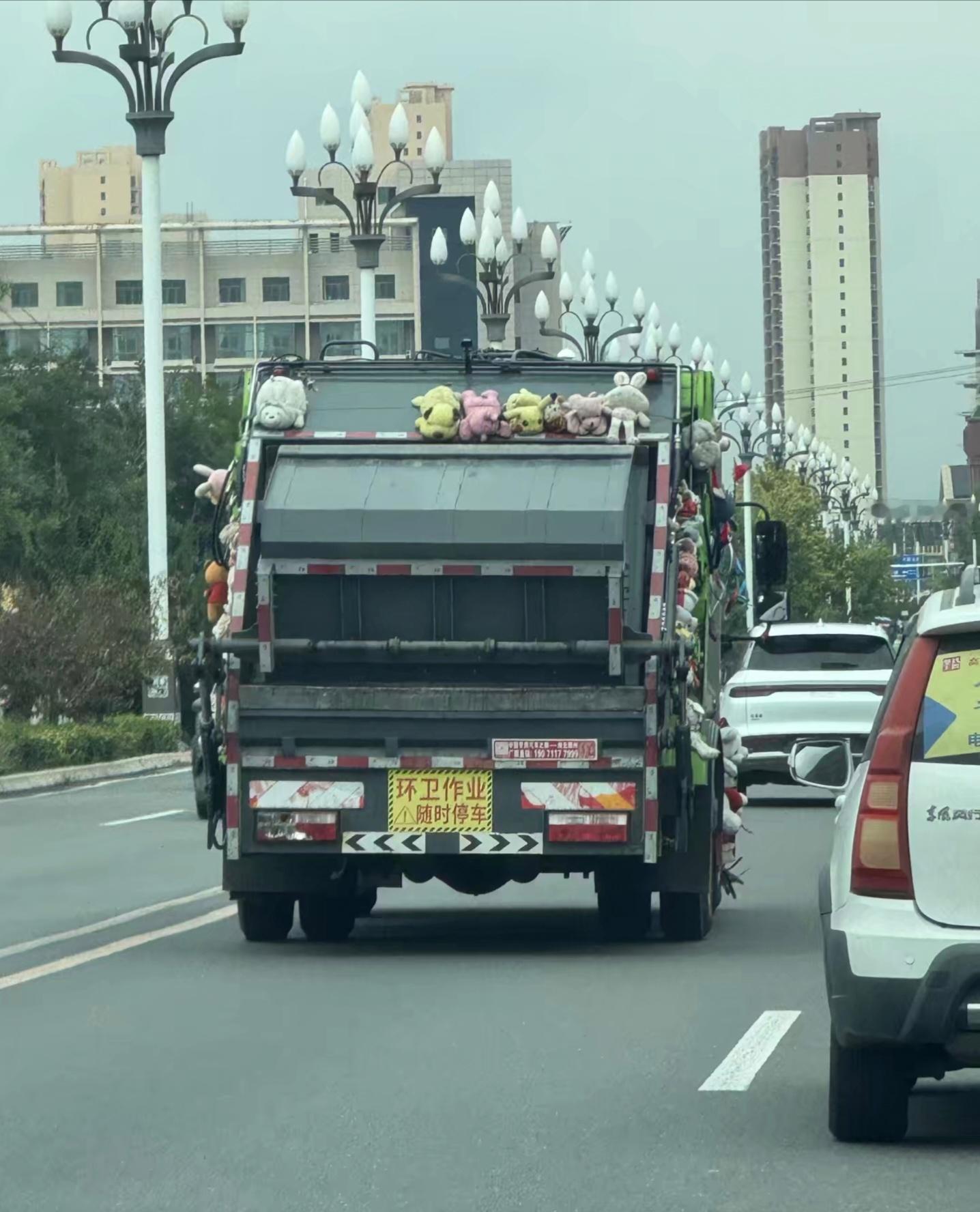 兰州的垃圾车司机大哥估计很爱自己的车了吧车上挂了一堆臭宝[捂脸哭]​​​