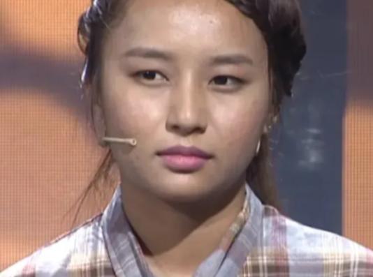 西藏女孩出生六个月，父母离异，把她丢给姑姑。2007年，姑姑实在养不起，把十岁