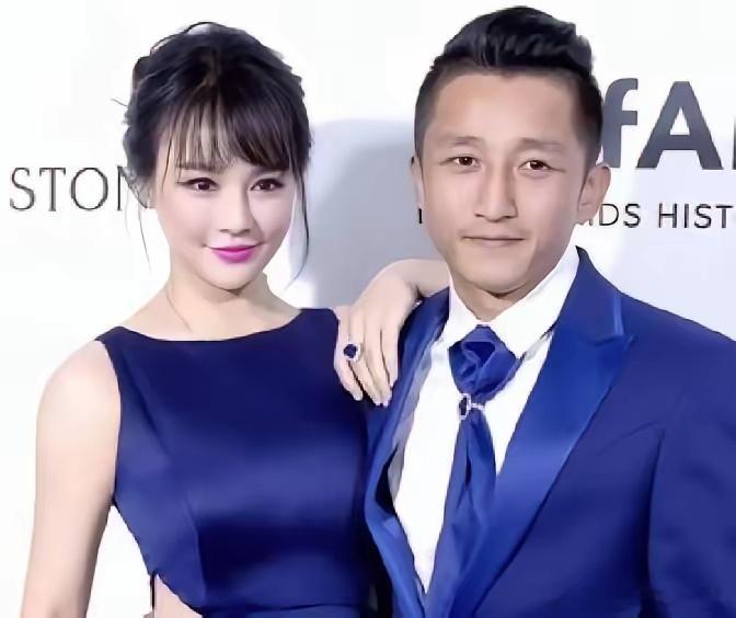 冉莹颖早年的街舞照，突然被翻出来了照片里的人，毫无现在的贵妇气。那张脸酷似她母亲