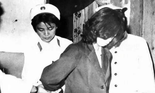 1983年严打期间，山东一农户家中，一对年轻夫妇不断传出撕心裂肺地痛哭的声音、充