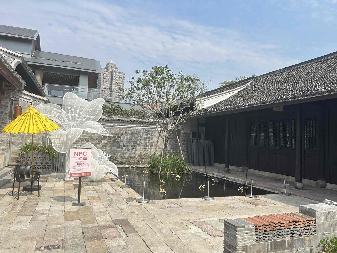 那颗牙早就套了假牙套，银灰色的，安安静静地躺在牙床上好几年了。我一直以为它就是个