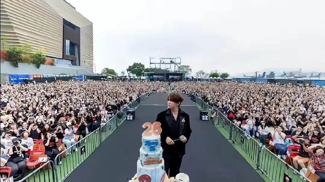 之前他胖成那样，我就很纳闷：他不知道的自己的形象很重要吗？歌又唱不好，还胖成这