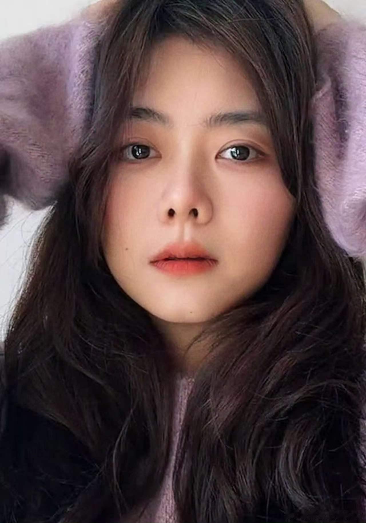 谭松韵紫色毛衣谭松韵紫衣三宫格谭松韵紫色毛衣，好美，蛙趣