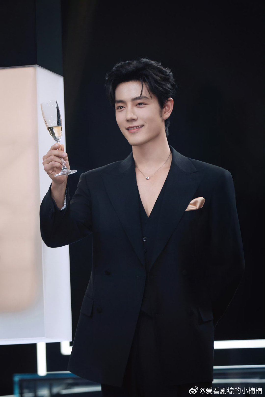 肖战出场大家就是一顿狂拍肖战出场就是焦点所在不需要多余铺垫，肖战一出现就是全场焦