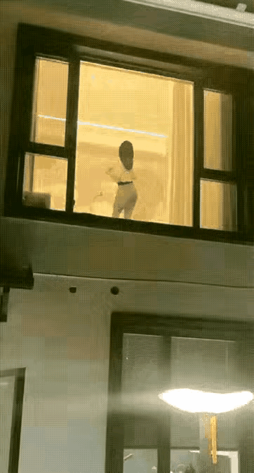 这也愿意住在这样的人对面，闲暇时间可以免费看舞蹈。