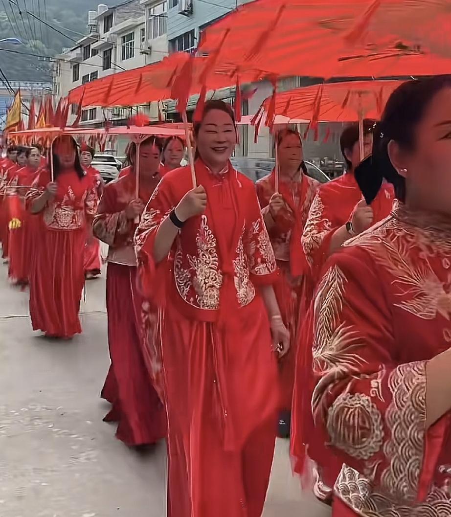 厉怀远林丽在安徽处理离婚事宜，厉爸厉妈在老家参加活动。厉爸这次又慷慨解囊了5