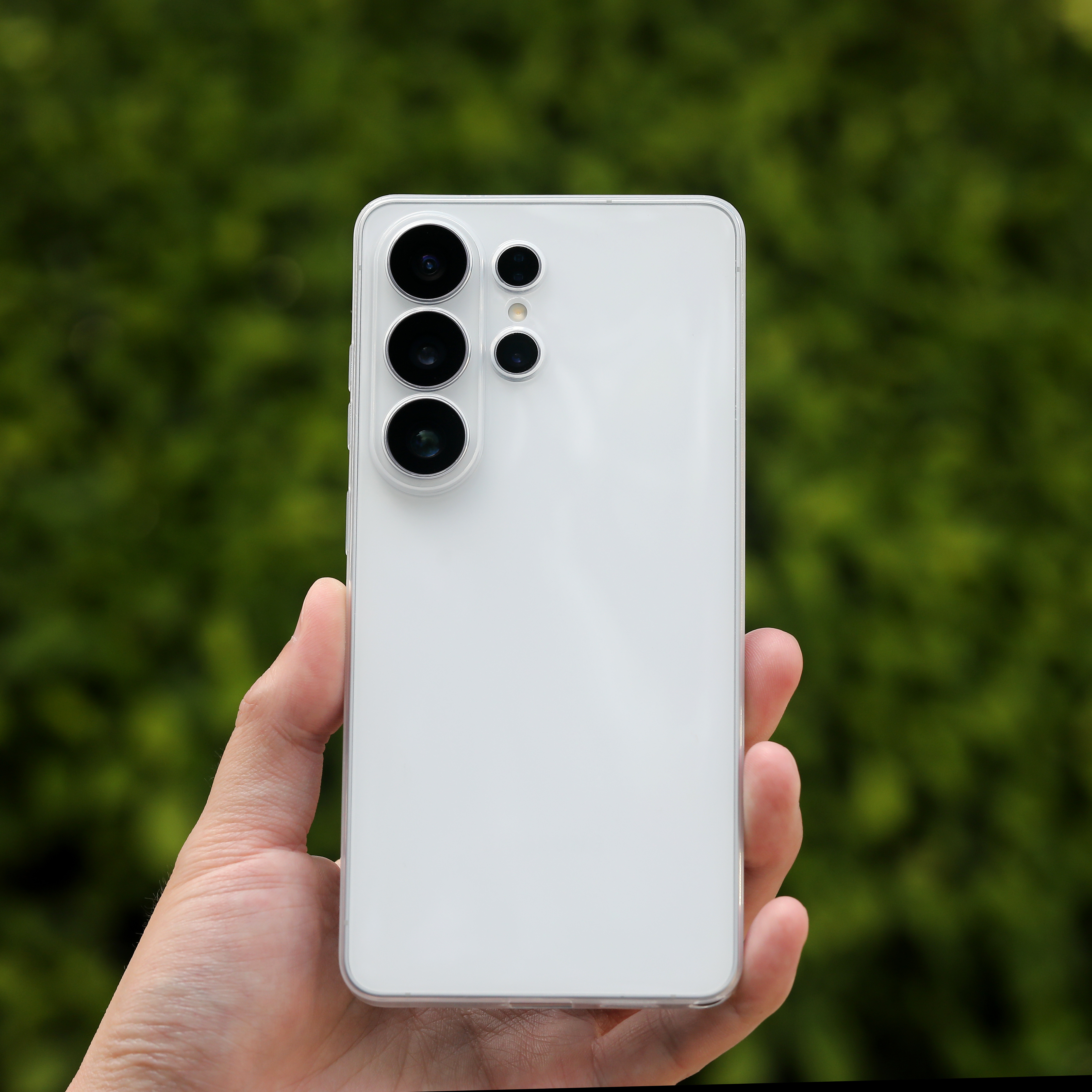 S26Ultra的公模晶透壳，是爆哥设计的哈有两个细节。摄像头那三个大圆，我给