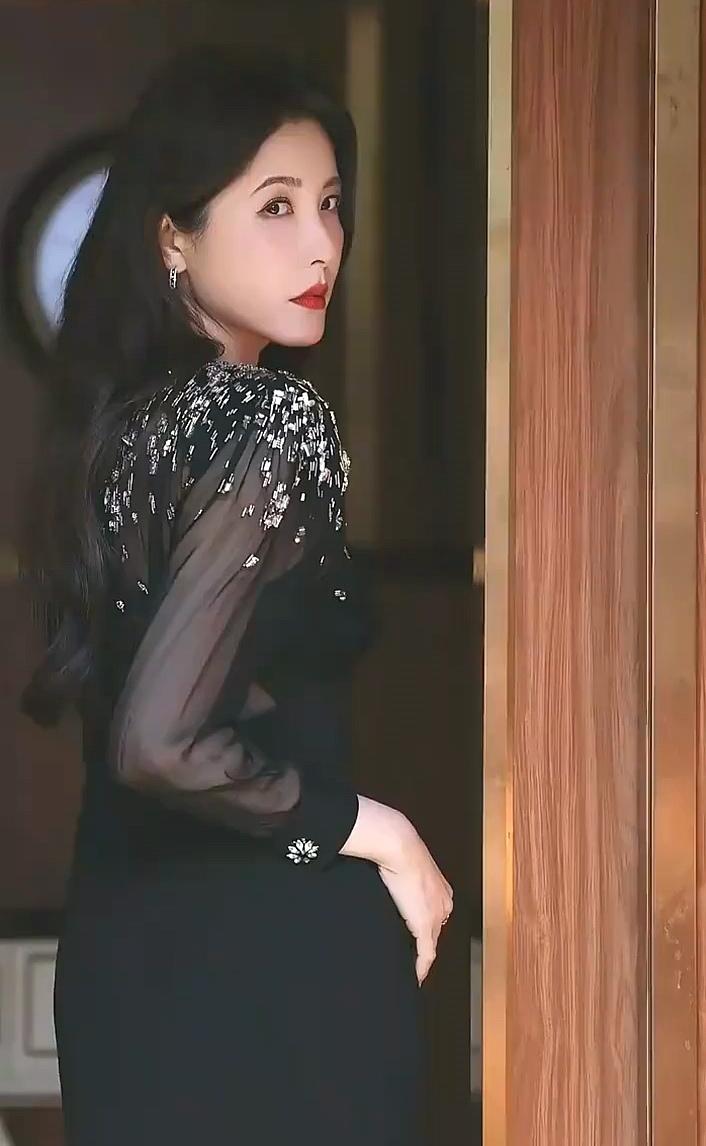 曾黎太美了这谁顶得住[赞]娱乐眼神美丽动人