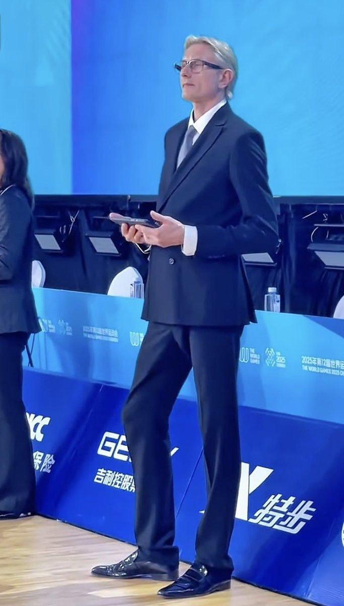 谁懂啊！世运会现场直接走出了漫画男主！成都世运会的拉丁舞裁判谢尔盖，一站出