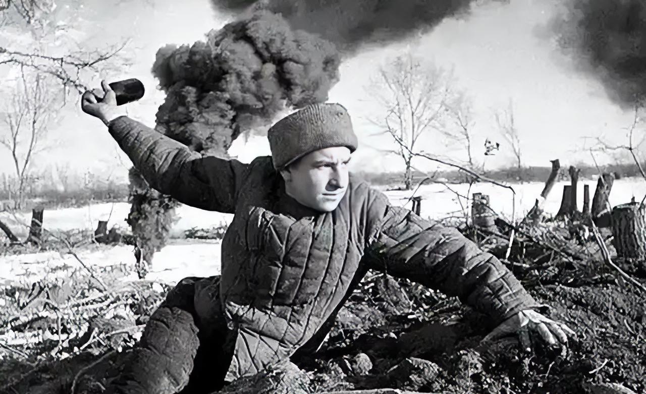 1944年，6万德军被50万苏军包围。苏军派人劝降，德国施特默尔曼上将说：“军人