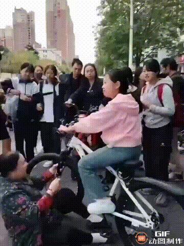 一个女孩放学骑自行车回家时，不慎与一位老人发生了摩擦，谁料老人当场坐在地上，紧紧