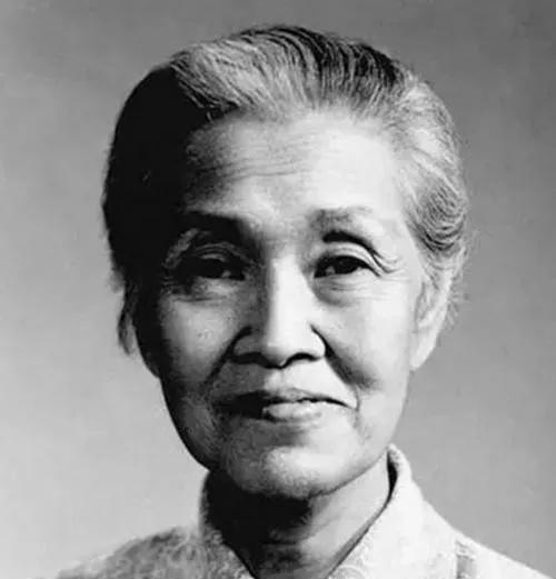 1964年，一名身患重症的孕妇正要进行手术，林巧稚拦下做手术的医生，说：让她出院