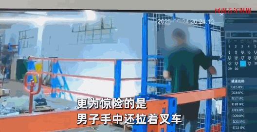 悲剧！广东男子仓库上班玩手机，电梯踩空坠落，叉车砸下！6月24日，广东一