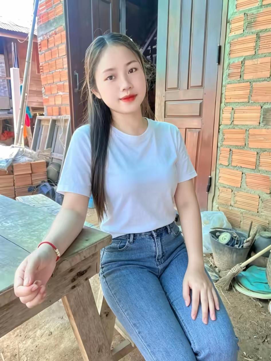 上个星期我侄子结婚了，娶了个四川的农村姑娘。姑娘读完本科，在幼儿园当老师，工作稳