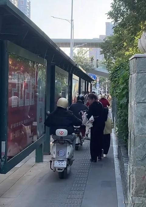 在深圳的街头，看到过过凌晨四点起来进货的菜贩，看到过半夜十二点还在送外卖的小哥，