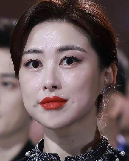 她的颜值平时多数是被吹捧过度了吧，这样的生图真的跟美女沾不到边