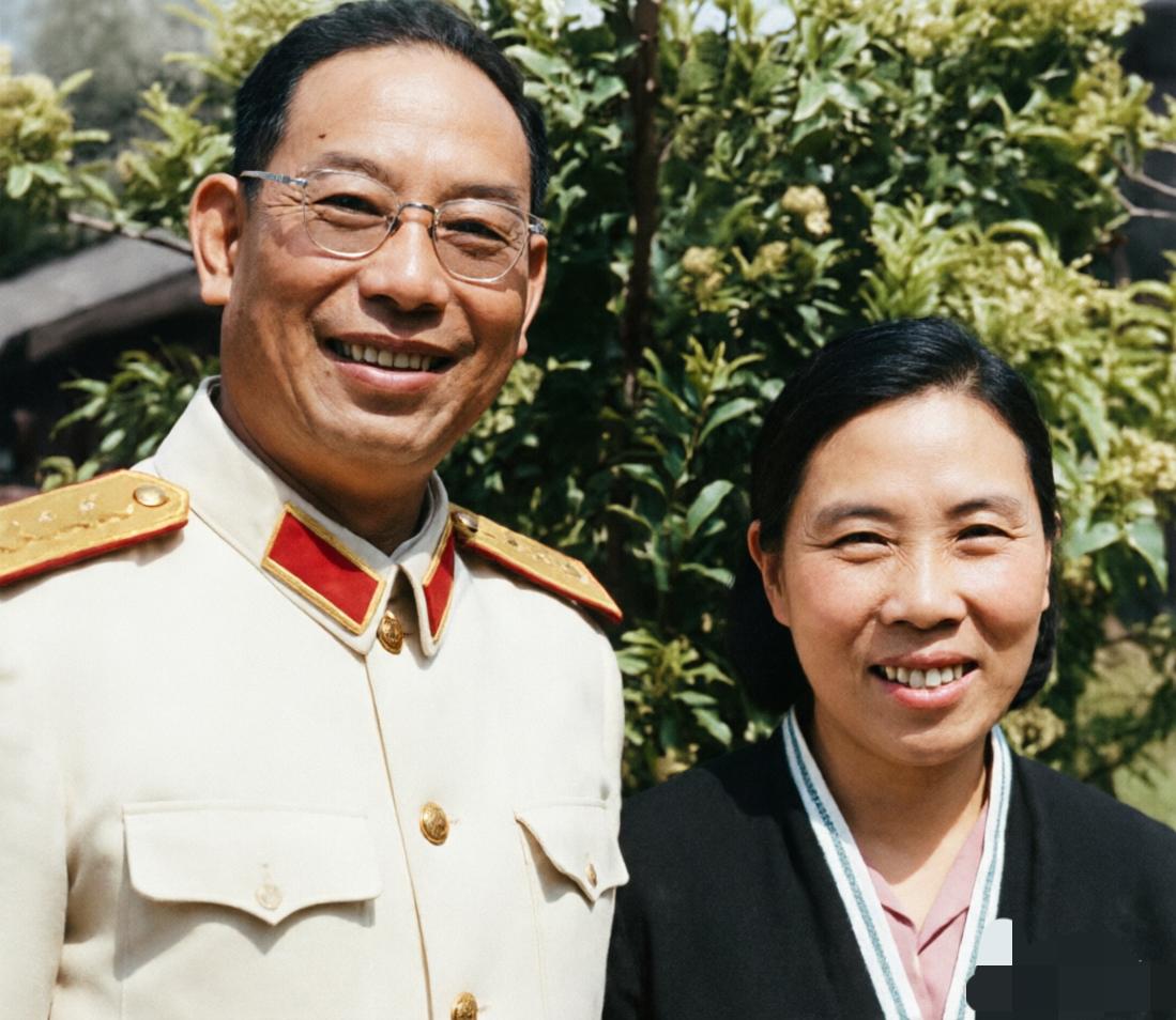 他是新中国最年轻的大将，一生只爱一个人，苦等妻子10年不离不弃。考考你，这对夫妻