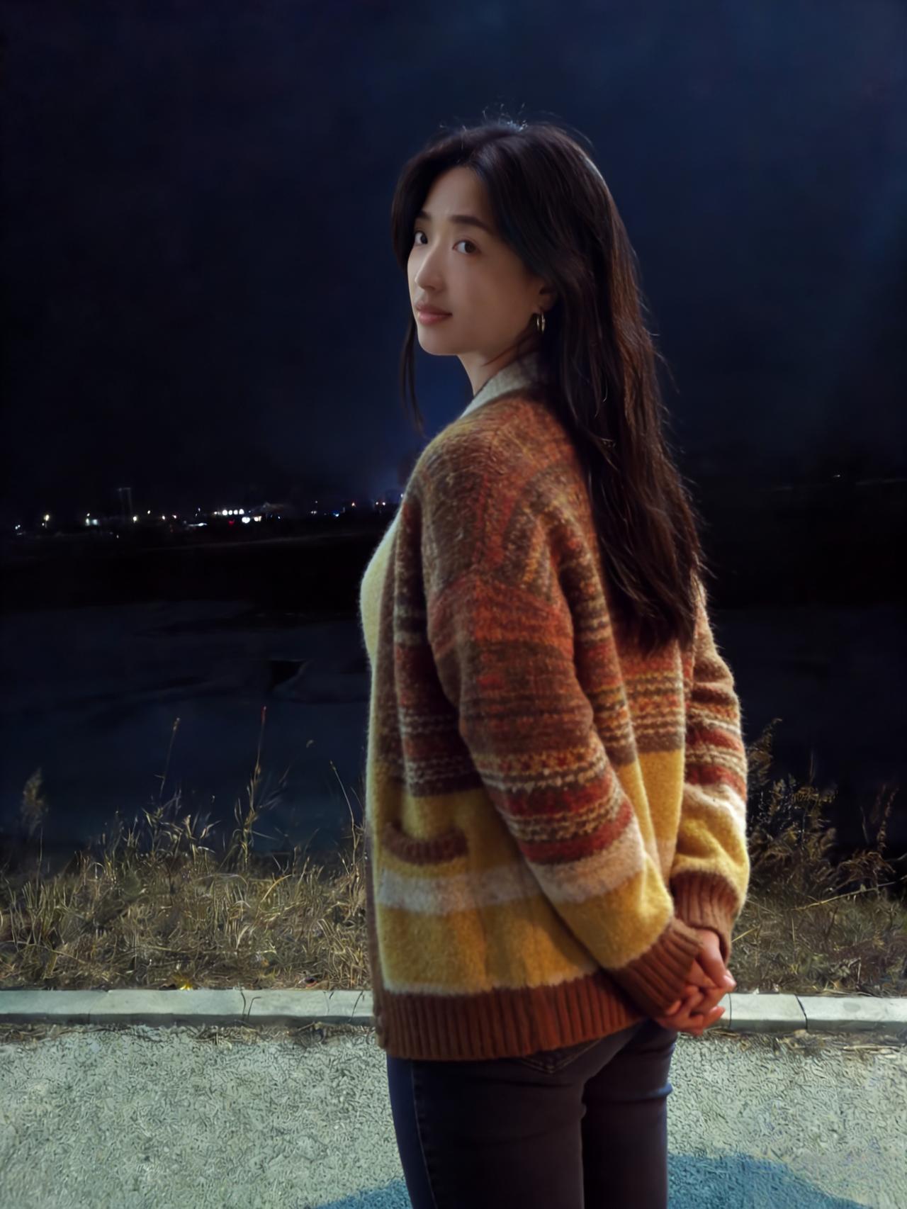 郊野沉寒夜，长空缀远星。佳人临晚风，彩缕织衣轻。发鬓随云动，眸光带月盈。回