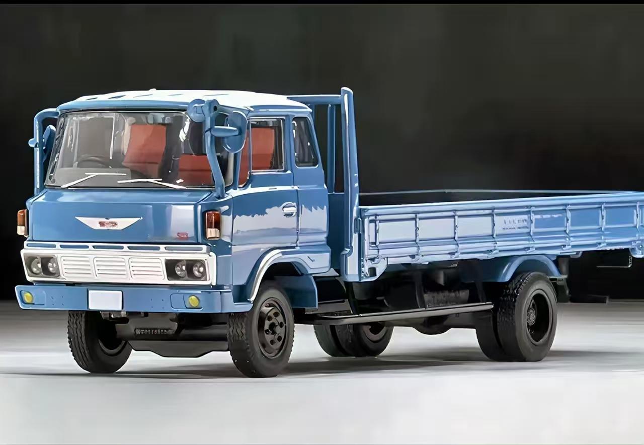 这是当年我们从日本进口的货车日野，随车配过来的还有一台短波收音机和一套修车工具