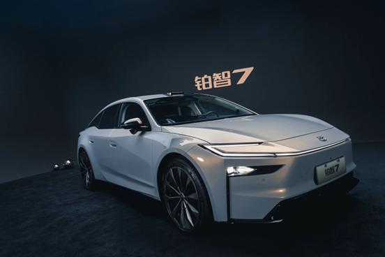 丰田铂智7到店实拍：预售权益价公布后，版本差异主要看这几项。新能源赛道跑到现在，