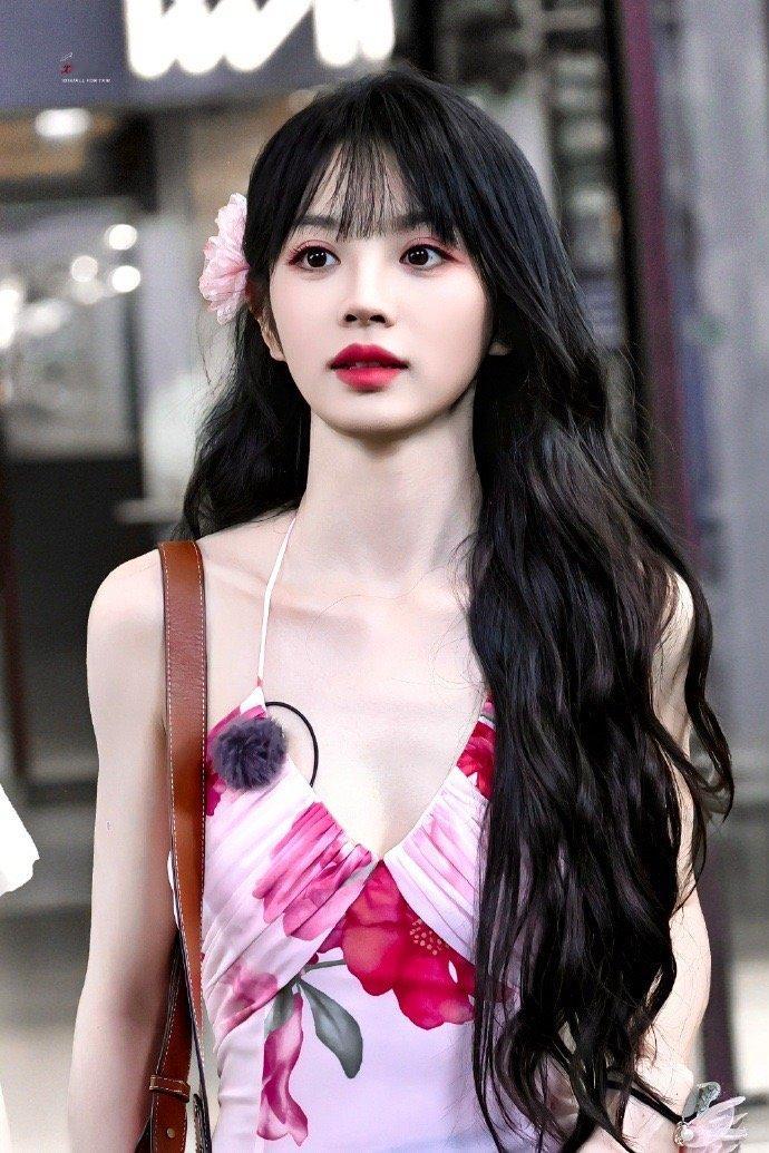 田曦薇路透独一份的美，头上那几朵小花娇俏可人。淡雅的白色花瓣衬着她清透的肌肤，