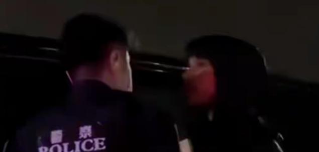 夜色之下，一名疑似美国籍的游客，用并不算流利的中文，当着台湾地区执勤警察的面，一