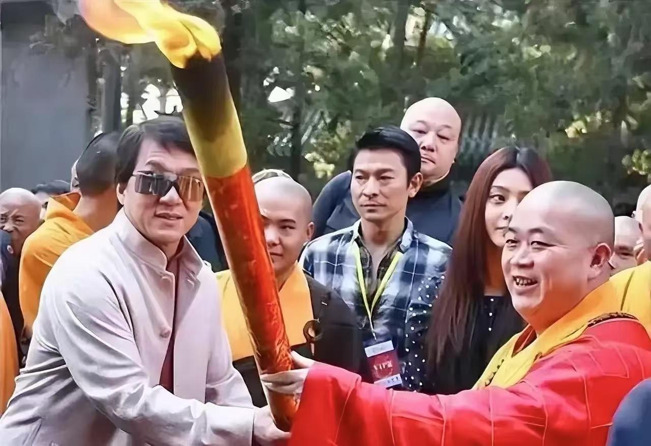 “这方丈的朋友圈，都快赶上国际社交达人了！”当看到释永信和成龙、奥尼尔、普京等