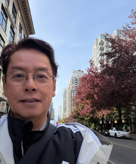 76岁的谭咏麟生活过得太自在了，演唱会结束后，他今年第二次飞到加拿大陪伴儿子，3