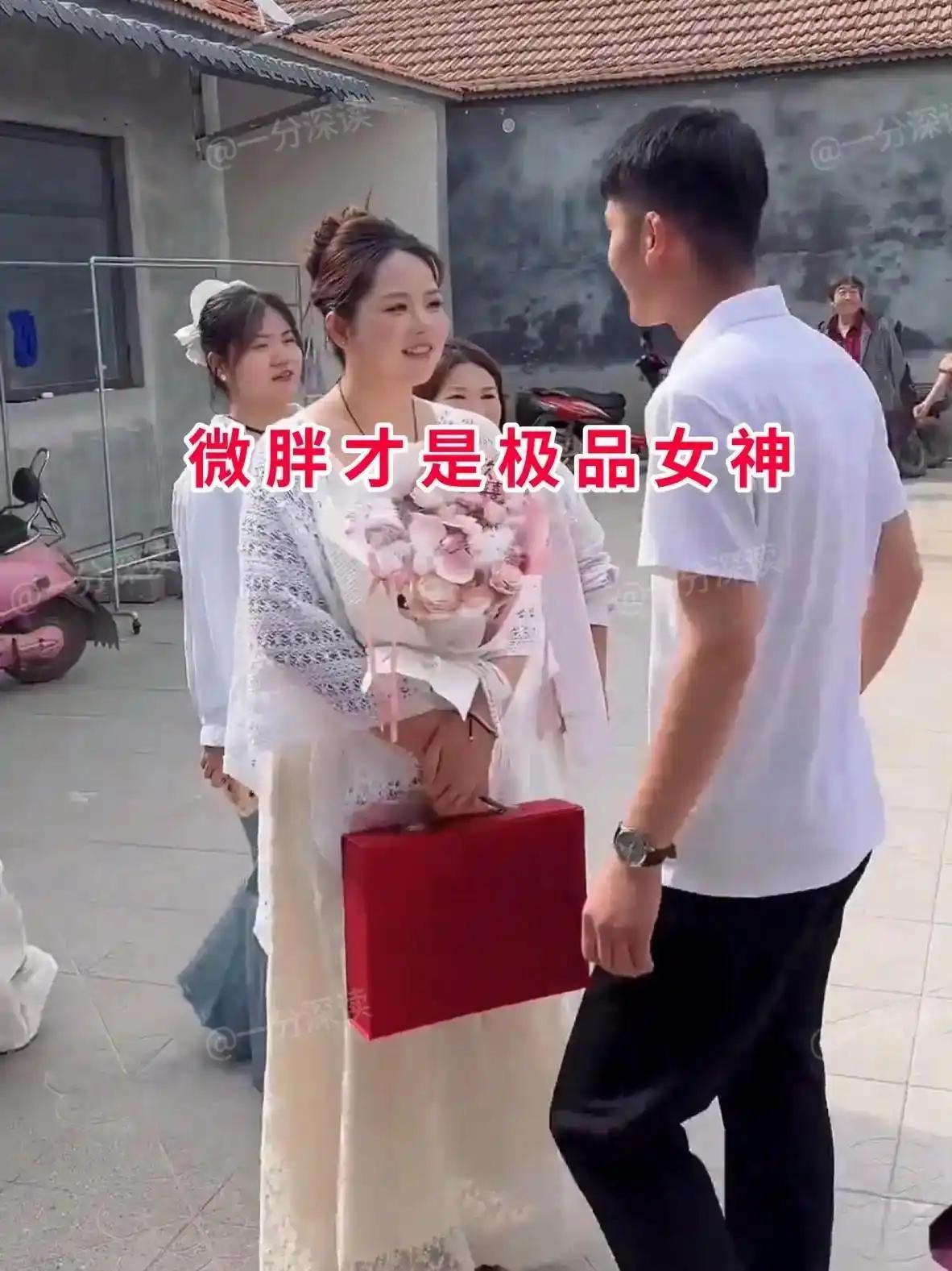 村里这场订婚仪式刚拍的照片，传到网上直接刷屏，所有人目光全都落在姑娘身上。女生