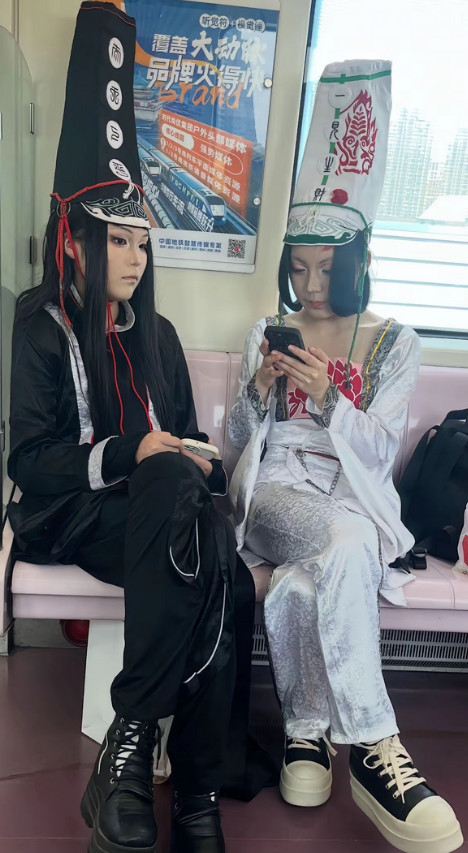 西安地铁这幕看得人有种“活见鬼”的感觉，有人把自己倒指成这样，真不知是啥心态，