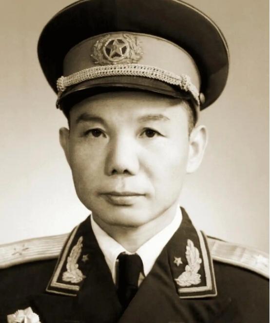 1937年，两个虚弱不堪的红军来到了甘肃镇原县，张口就要见刘伯承，谁知刘伯承刚出