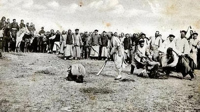1862年6月4日，河南延津，三千官兵将英王陈玉成包围在刑场。这是一场注
