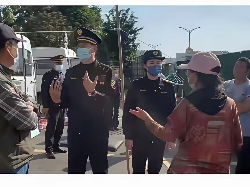 看到北海那边十几辆房车被拖走，附近的居民不仅不觉得可惜，反而都在拍手叫好。这