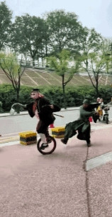 古装剧加穿越加枪战，这是什么都敢演啊，真是无奇不有！不过仔细想想，现如今