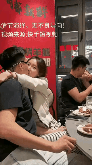 这场面，尴尬的喝水者还不一走了之！