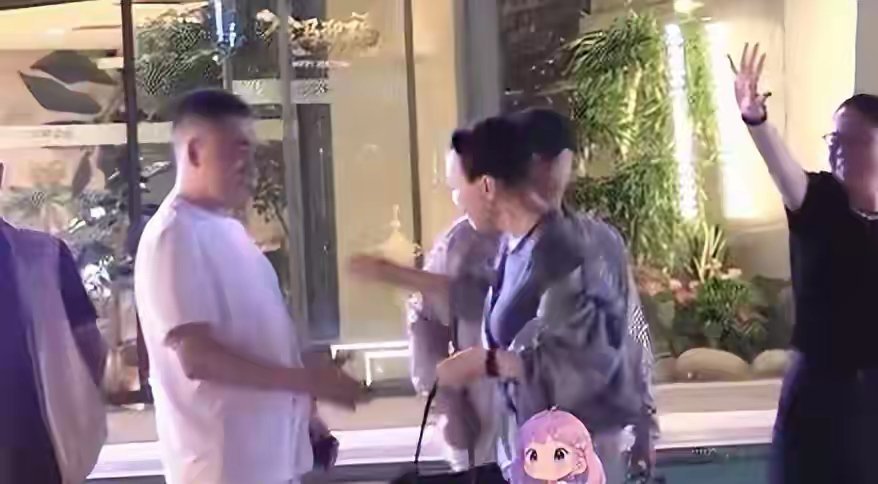 66岁宋丹丹和老公跟朋友聚餐，打扮时尚皮肤好白，临走挨个拥抱​​​