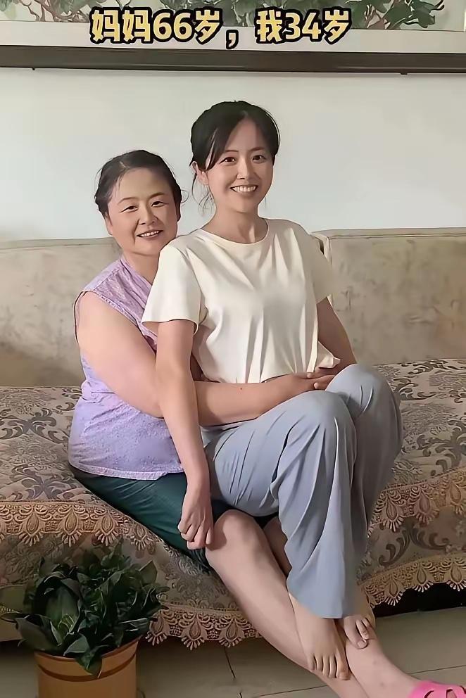 岁月如梭！真的谁也没有绕过！当时的母女俩，闺女还在母亲的怀里，如今闺女还在母亲的