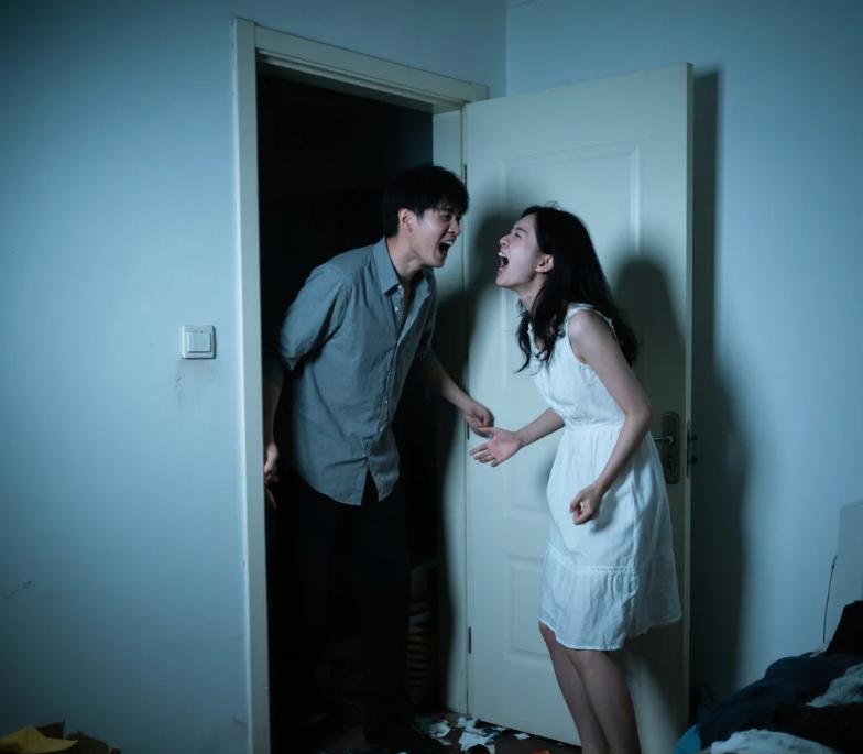 昨晚上楼下又打起来了！女人第三次来要抚养费，男的咬死“一分不给”！两人生完孩才半