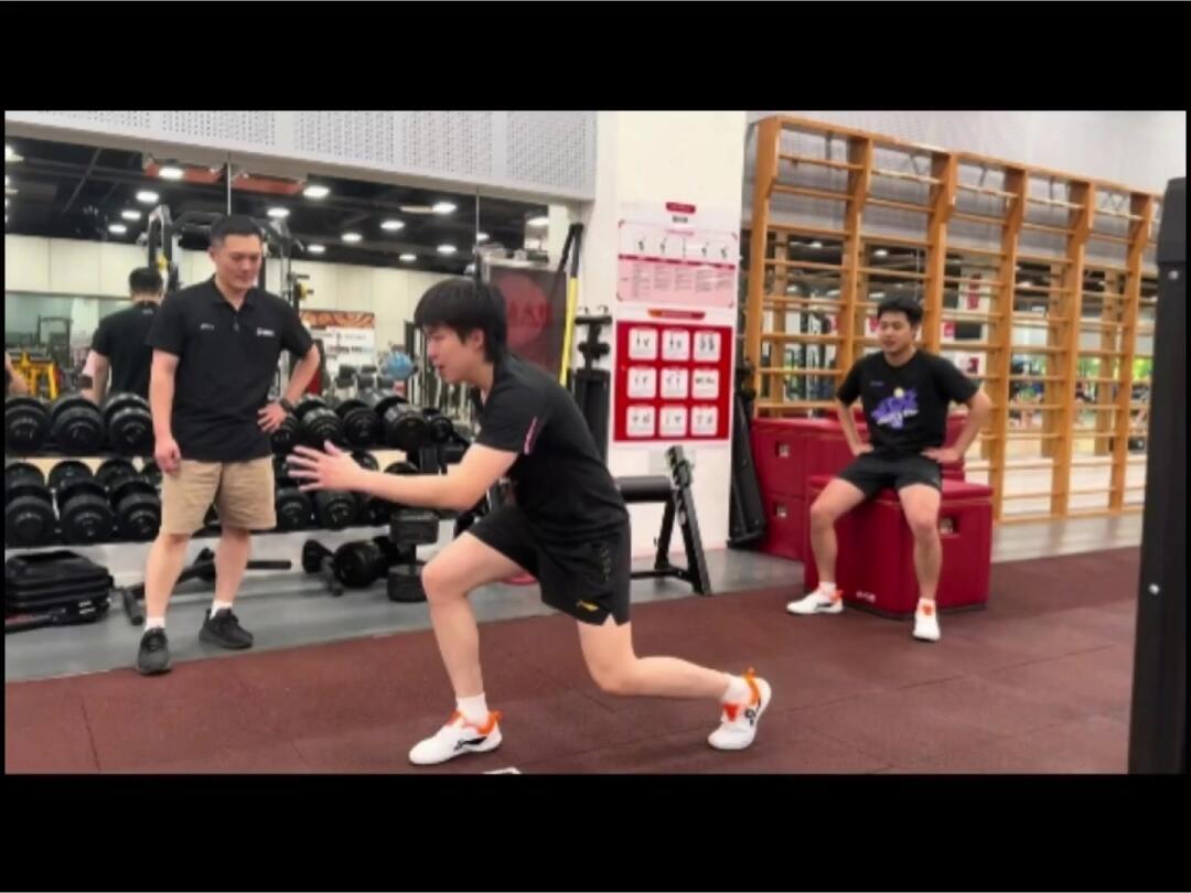 王楚钦和牛牛在一起健身，牛牛拍摄含牛量90%，这是真的体育尖子生！看到王楚钦训