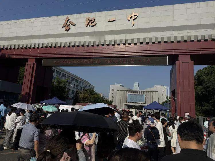 2024年安徽高考报名人数约65.4万，2025年安徽高考报名人数约67.5万